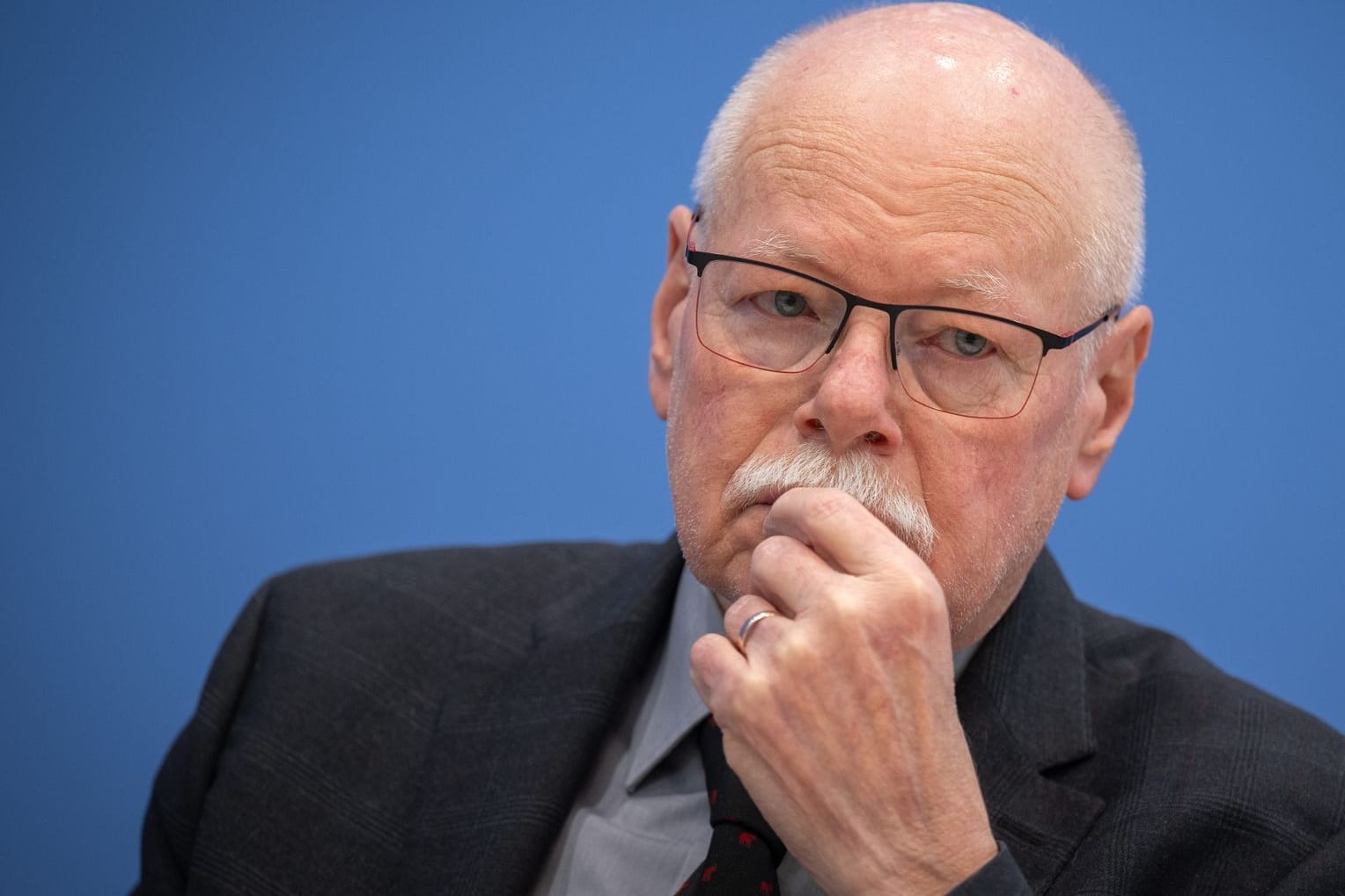ARCHIV - 02.04.2025, Berlin: Ulrich Mäurer, Vorsitzender der Innenministerkonferenz und Bremens Senator für Inneres, aufgenommen während einer Pressekonferenz. (zu dpa: «Senator Mäurer für Fußfessel bei Gewalttätern») Foto: Soeren Stache/dpa