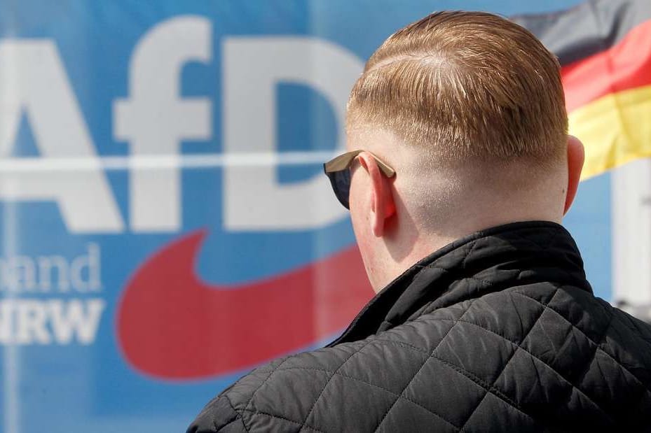 John Hoewer: Der langjährige AfD-Mitarbeiter, hier beim Wahlkampf 2022 in NRW, kann sich nicht in die Justiz einklagen.