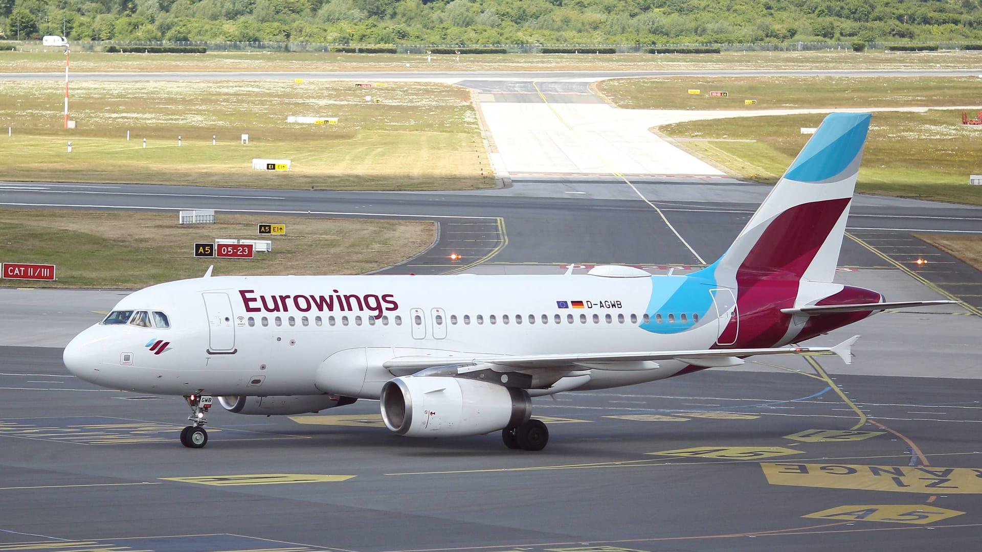 Eurowings-Maschine am Flughafen Hamburg (Symbolbild): Die Hansestadt verliert ihre Nahost-Anbindungen vorerst. Eurowings-Maschine am Flughafen Hamburg (Symbolbild): Die Hansestadt verliert ihre Nahost-Anbindungen vorerst.