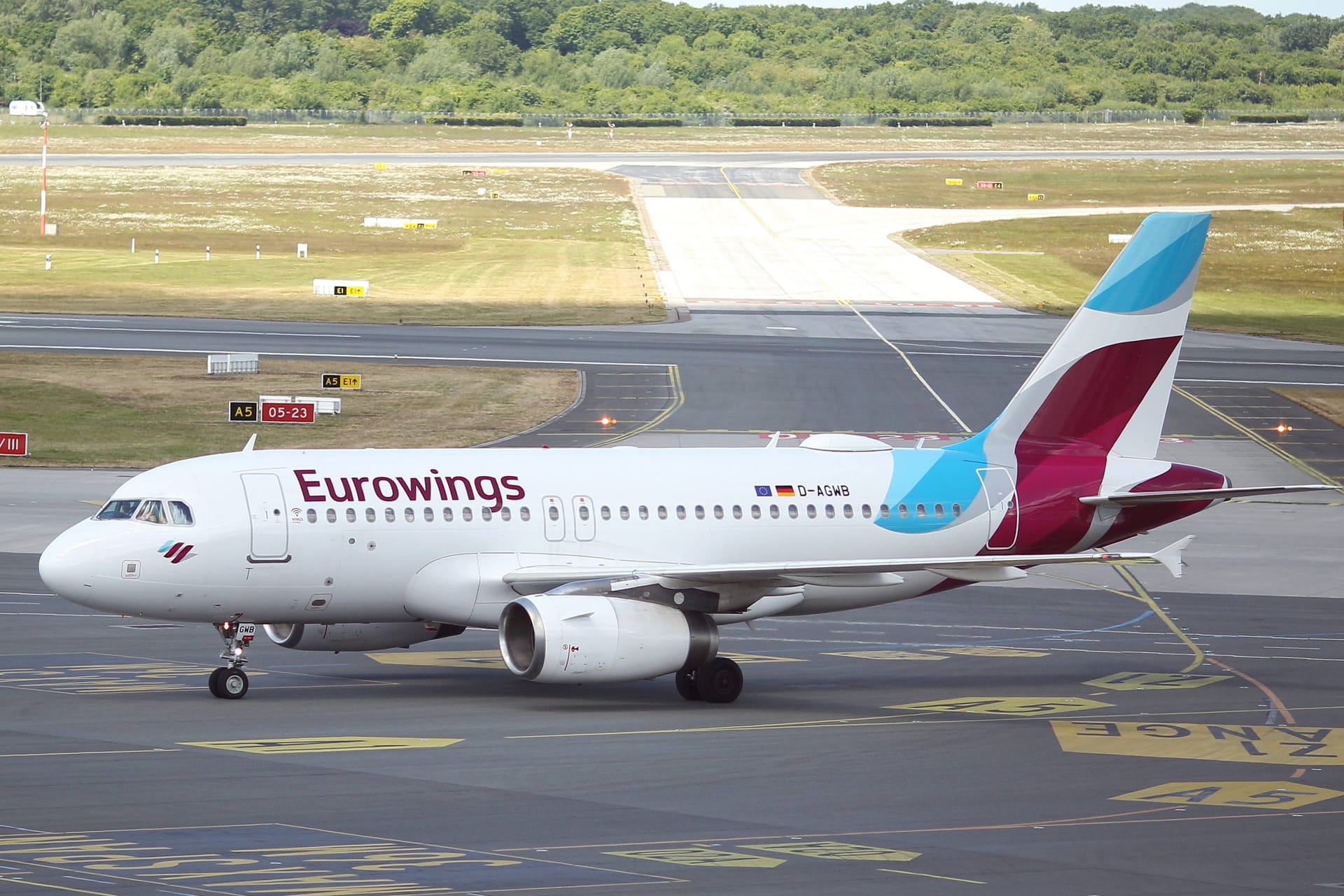 Eurowings-Maschine am Flughafen Hamburg (Symbolbild): Die Hansestadt verliert ihre Nahost-Anbindungen vorerst.