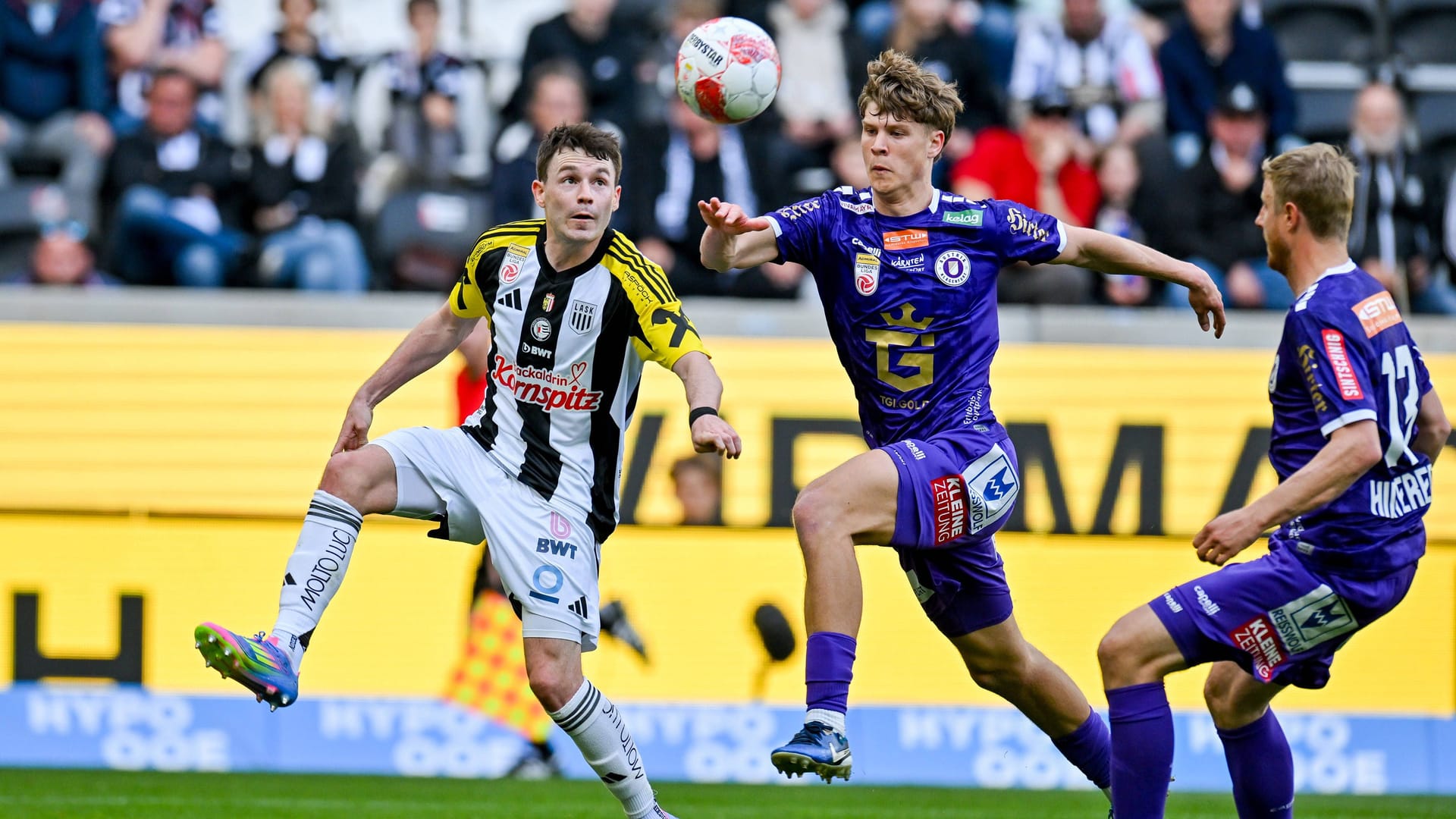 Jannik Robatsch (m.) kämpft um den Ball: Der 20-jährige Verteidiger wechselt von Austria Klagenfurt zum FC St. Pauli.