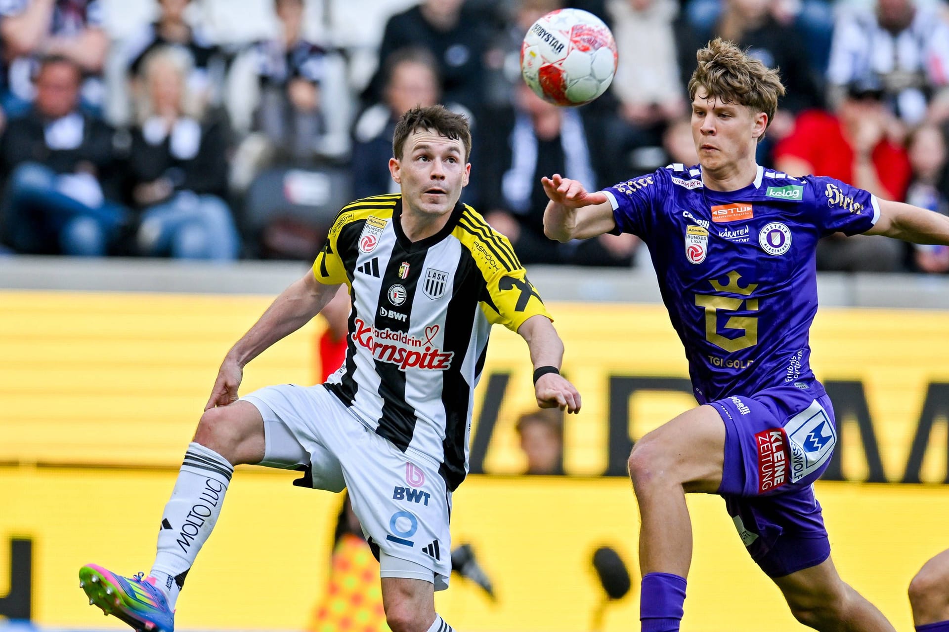 Jannik Robatsch (m.) kämpft um den Ball: Der 20-jährige Verteidiger wechselt von Austria Klagenfurt zum FC St. Pauli.