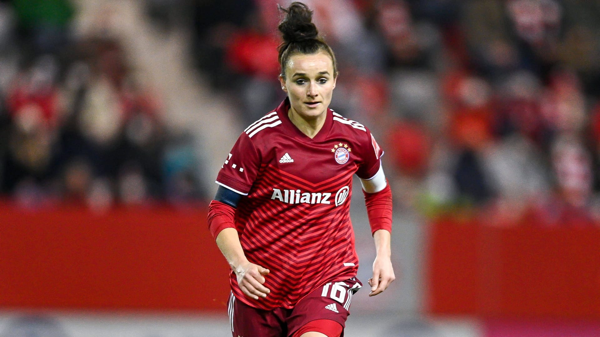 Lina Magull im März 2022 beim FC Bayern mit der Binde am Arm.