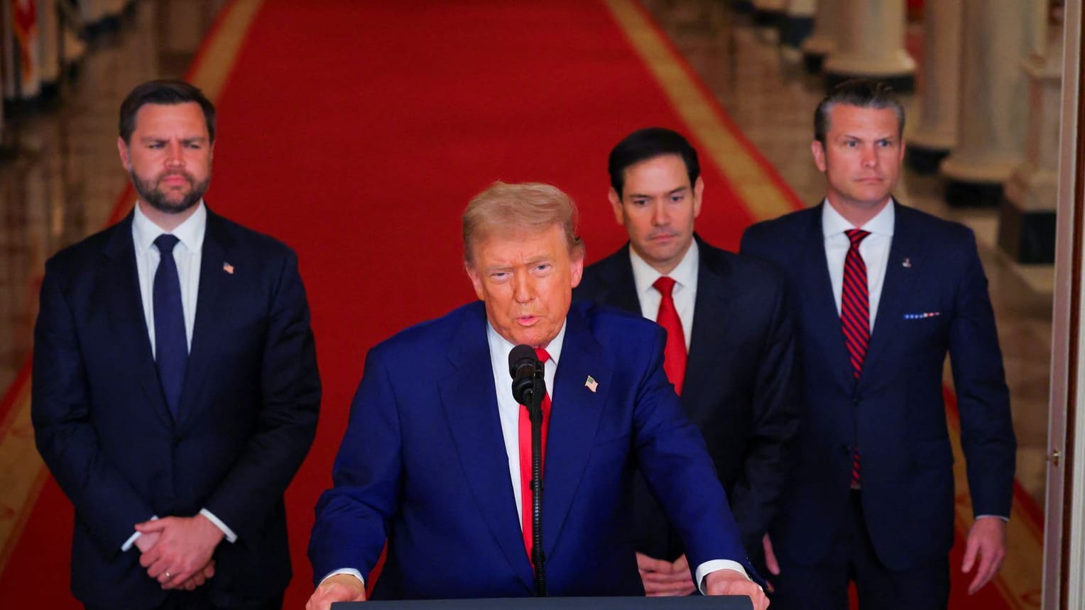Donald Trump (Mitte) und JD Vance, Mario Rubio und Pete Hegseth bei seiner Ansprach im Weißen Haus zum Angriff auf den Iran.