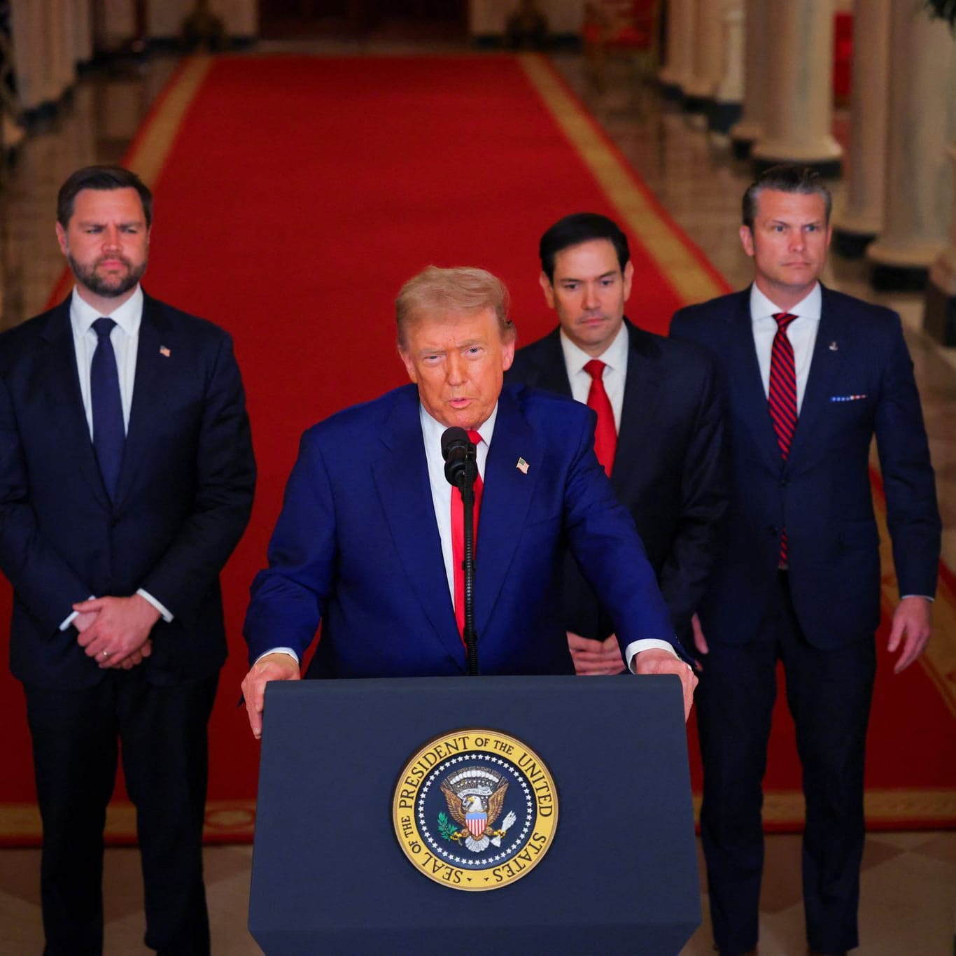 Donald Trump (Mitte) und JD Vance, Mario Rubio und Pete Hegseth bei seiner Ansprach im Weißen Haus zum Angriff auf den Iran.
