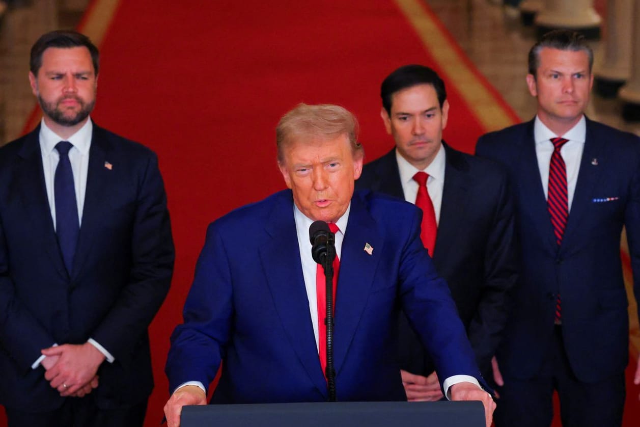 Donald Trump (Mitte) und JD Vance, Mario Rubio und Pete Hegseth bei seiner Ansprach im Weißen Haus zum Angriff auf den Iran.