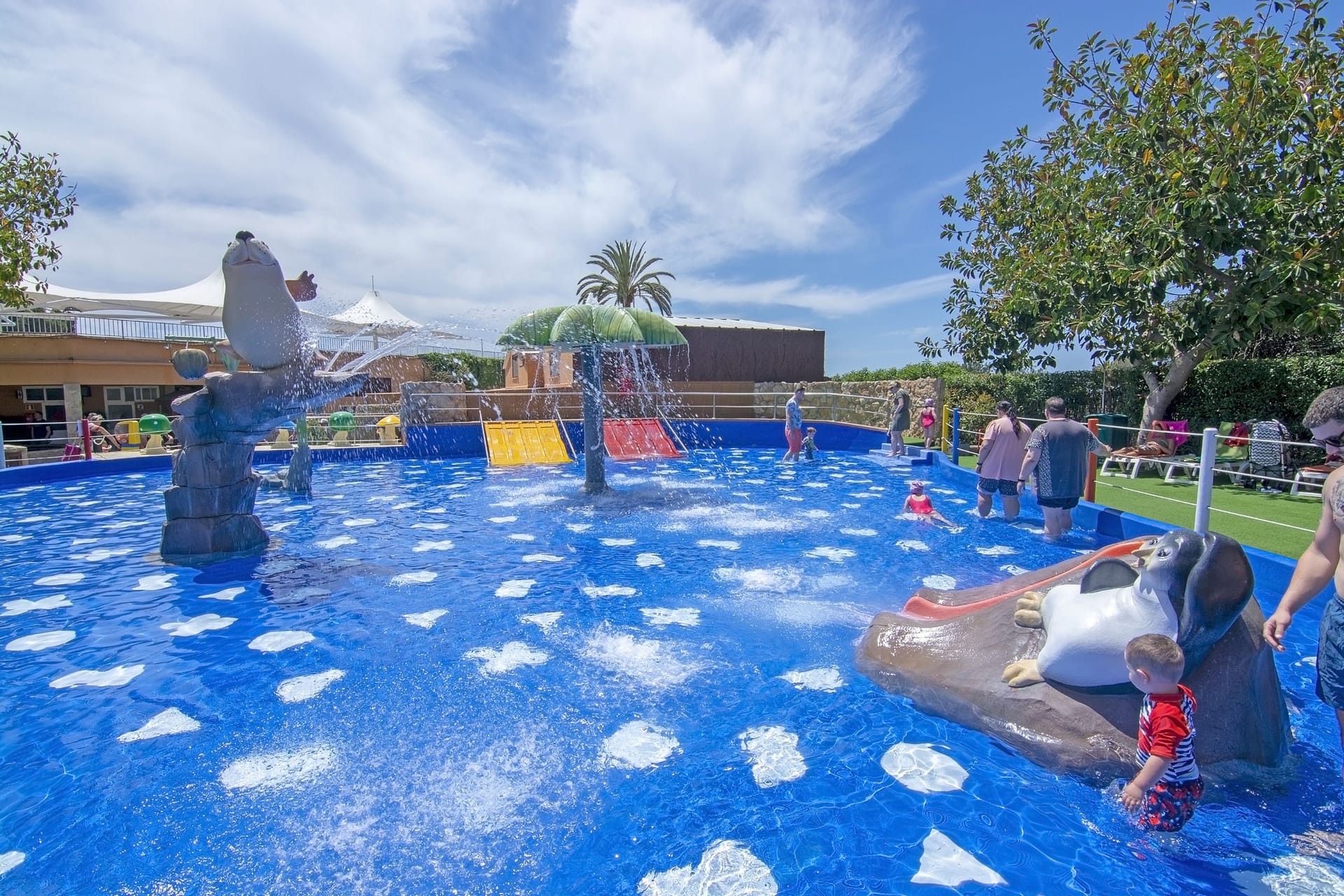Ein Hotelpool für Kinder (Symbolbild): Auf Mallorca ist es am Wochenende zu einem alarmierenden Vorfall in einem Pool gekommen.