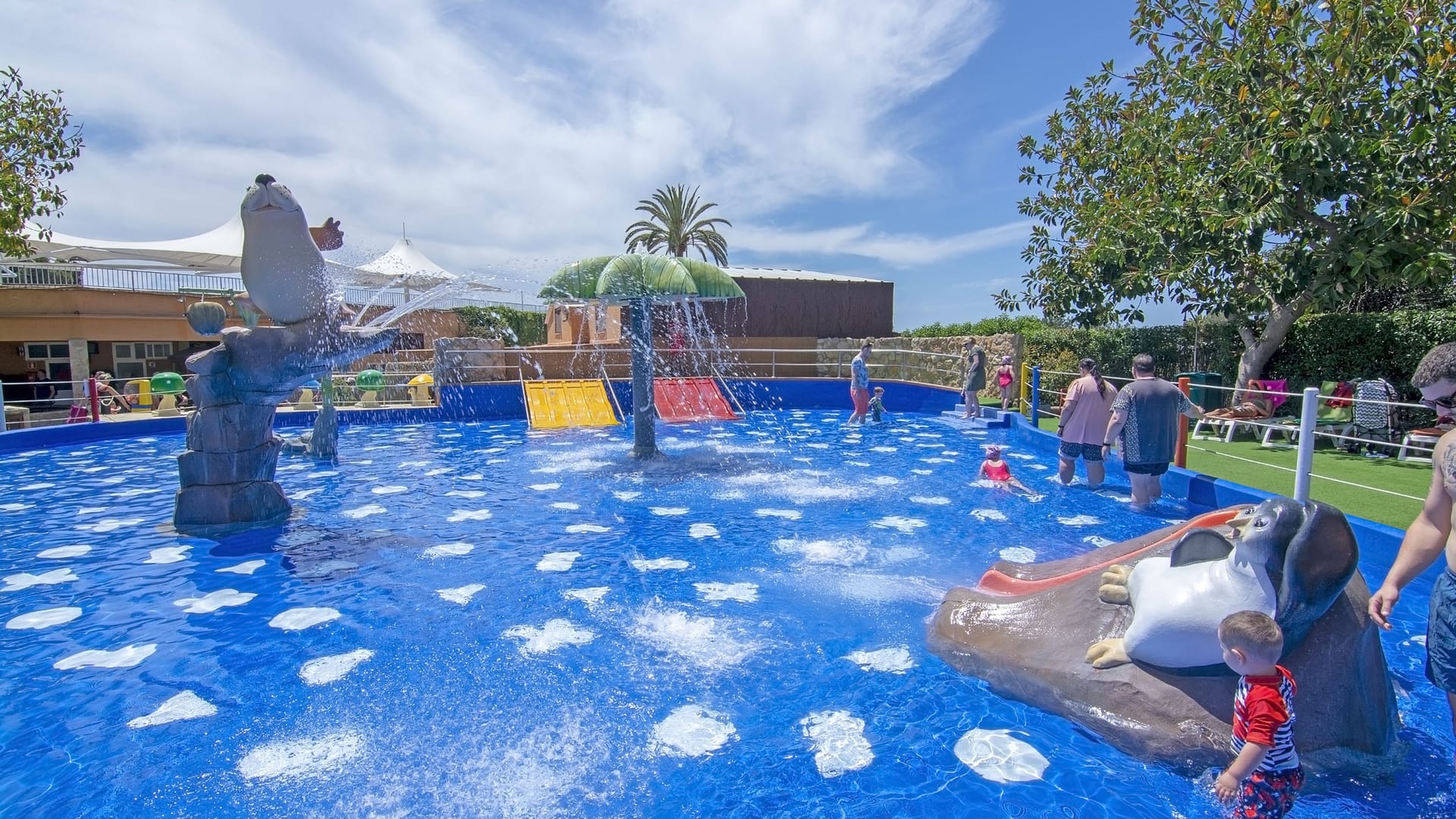 Ein Hotelpool für Kinder (Symbolbild): Auf Mallorca ist es am Wochenende zu einem alarmierenden Vorfall in einem Pool gekommen.