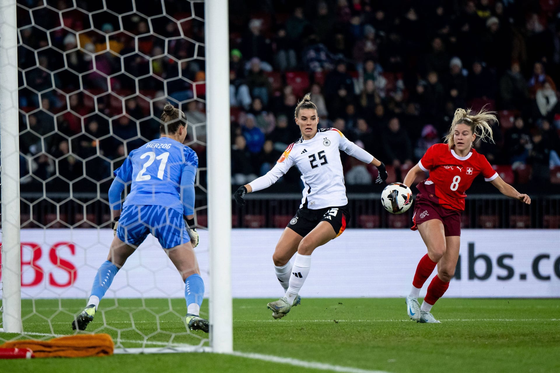 Selina Cerci (M.) im Zweikampf mit Nadine Riesen: Deutschland traf im vergangenen Jahr im Rahmen eines Testspiels in Zürich gegen die Schweiz an.