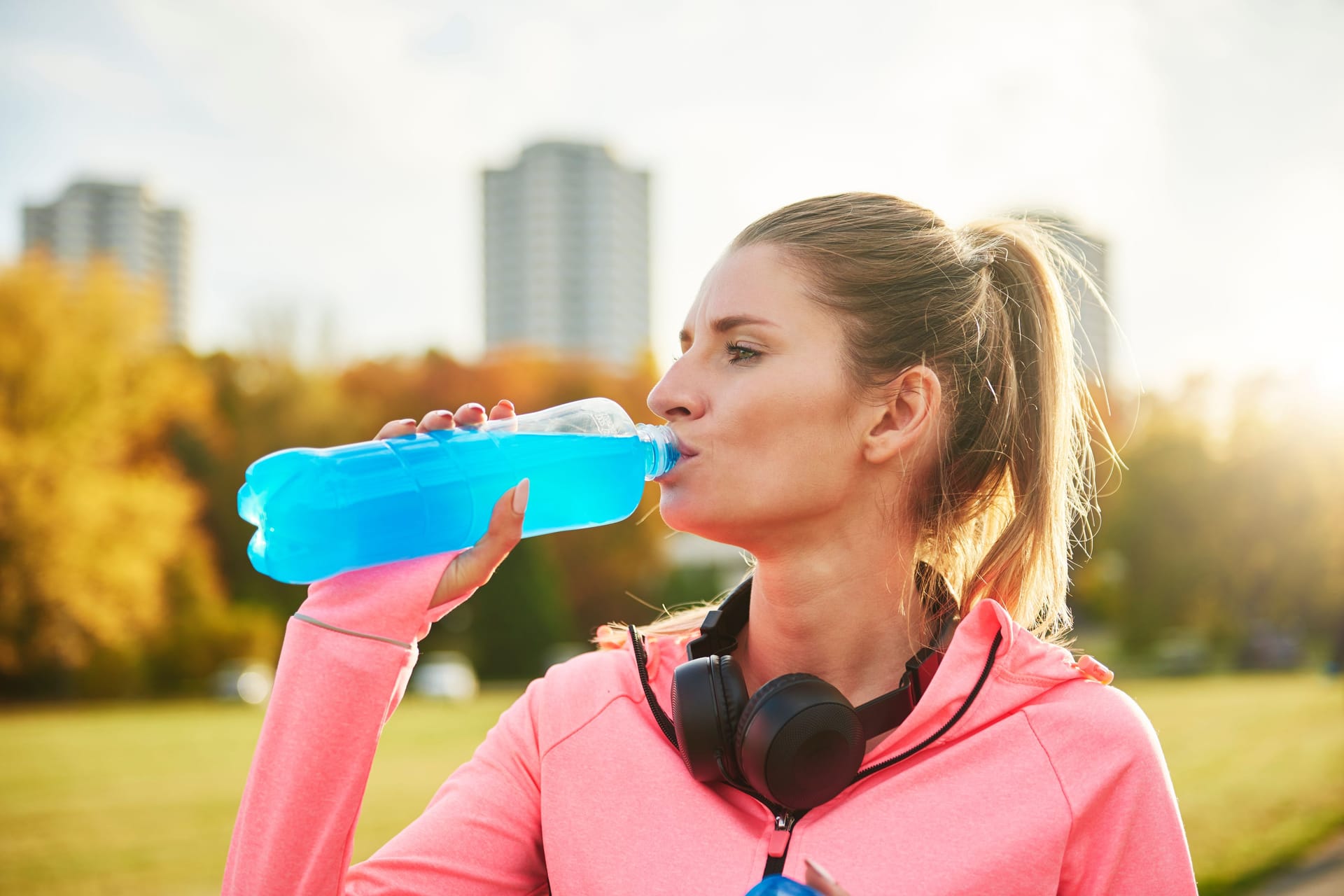 Beim oder nach dem Sport: Isotonische Getränke mit Elektrolyten können das Training unterstützen.
