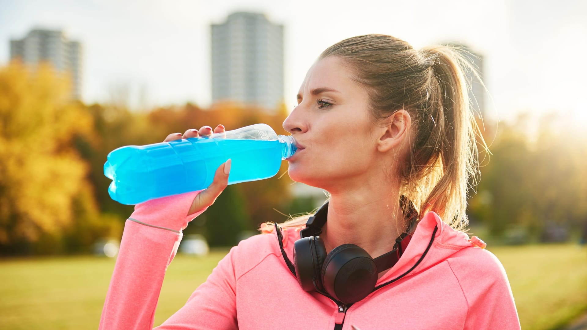 Beim oder nach dem Sport: Isotonische Getränke mit Elektrolyten können das Training unterstützen.