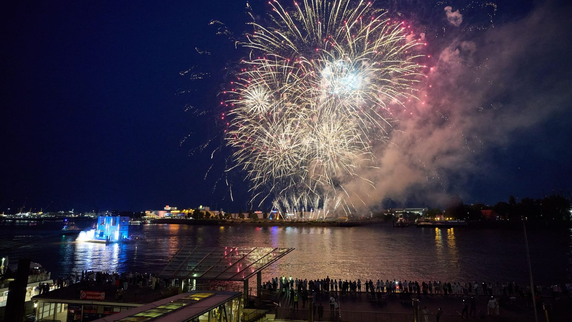 Das "MSC Yellow Festivals" im Hamburger Hafen: Zum Abschluss gab es ein großes Feuerwerk.