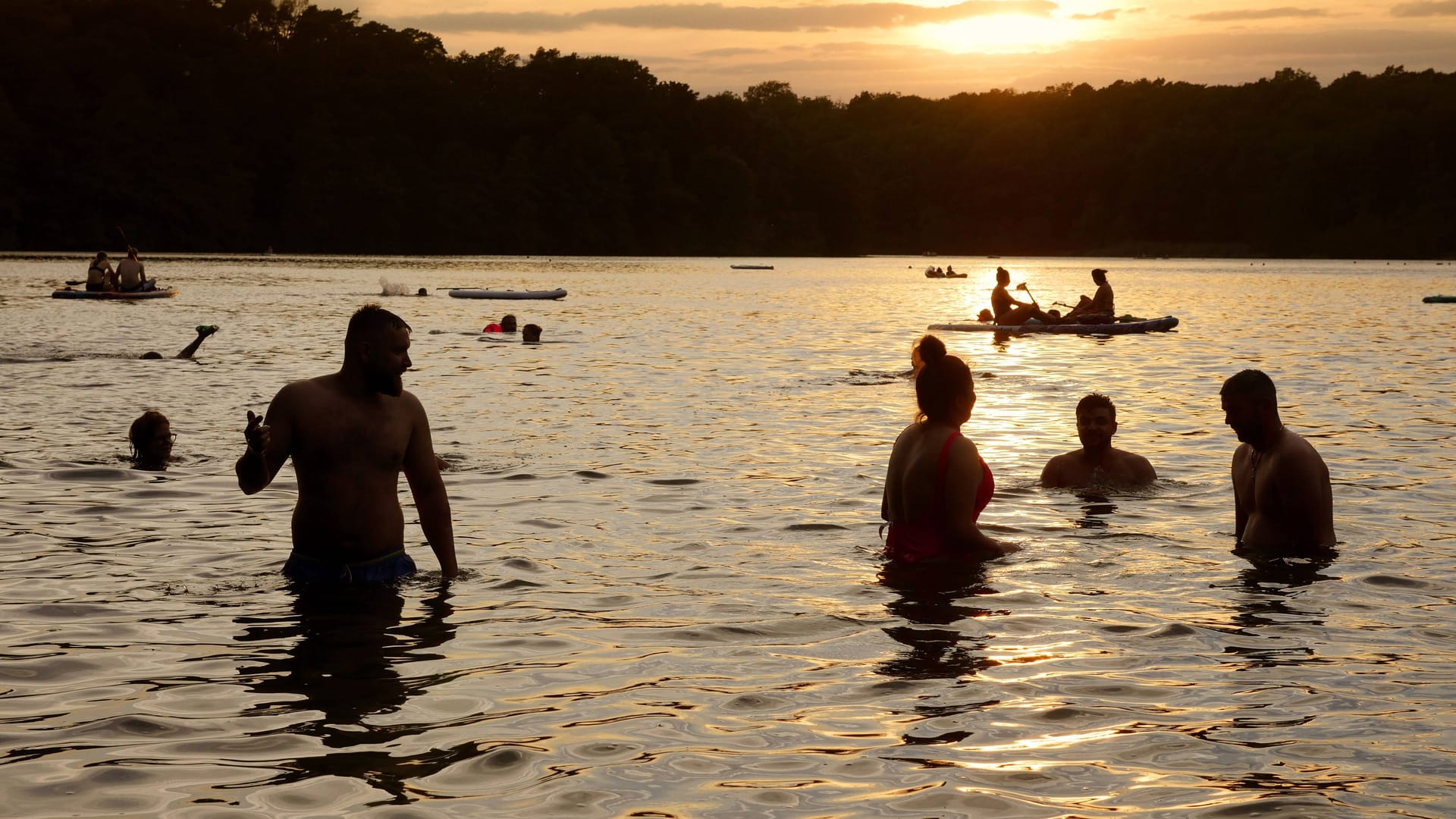 Menschen baden im Schlachtensee in Berlin (Archivbild): Die Hitze hat weite Teile Deutschlands im Griff.