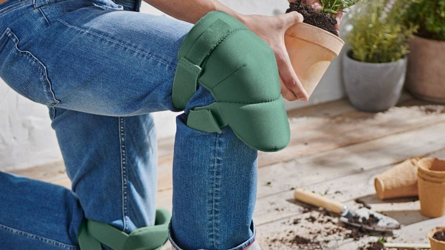 Mit Knieschonern lässt sich auch die Arbeit im Garten erleichtern.