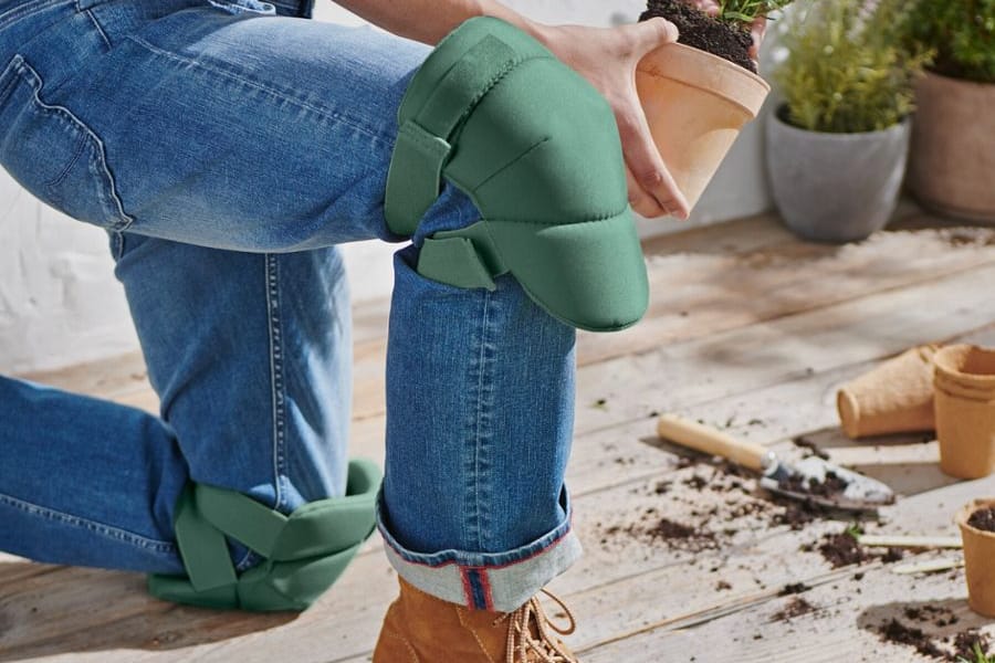 Mit Knieschonern lässt sich auch die Arbeit im Garten erleichtern.