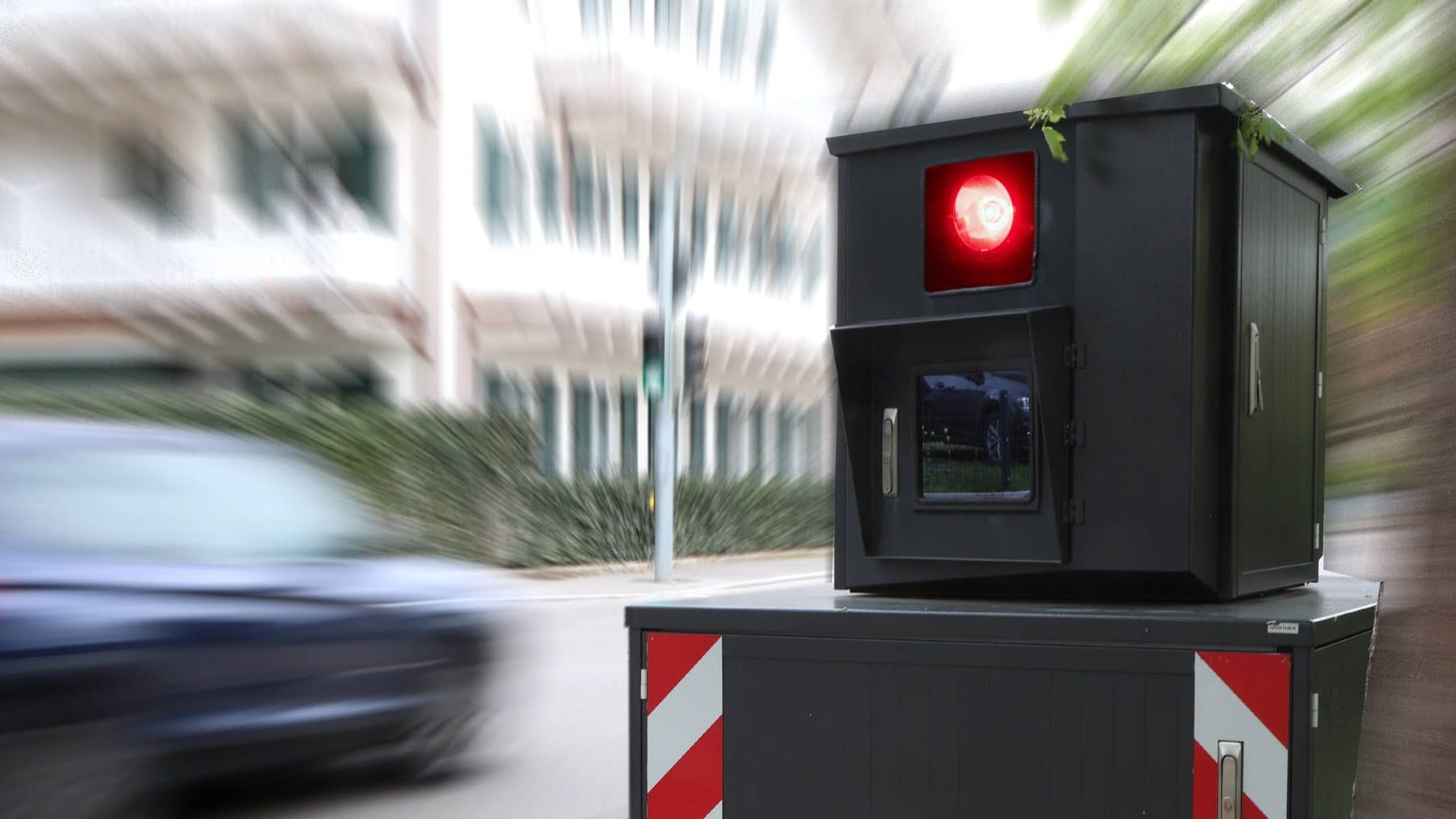 Ein Blitzer am Straßenrand: Auf der Stadtautobahn zwischen Köln-Buchforst und Köln-Höhenberg wird künftig ein fester Blitzer installiert. Ein Blitzer am Straßenrand: Auf der Stadtautobahn zwischen Köln-Buchforst und Köln-Höhenberg wird künftig ein fester Blitzer installiert.