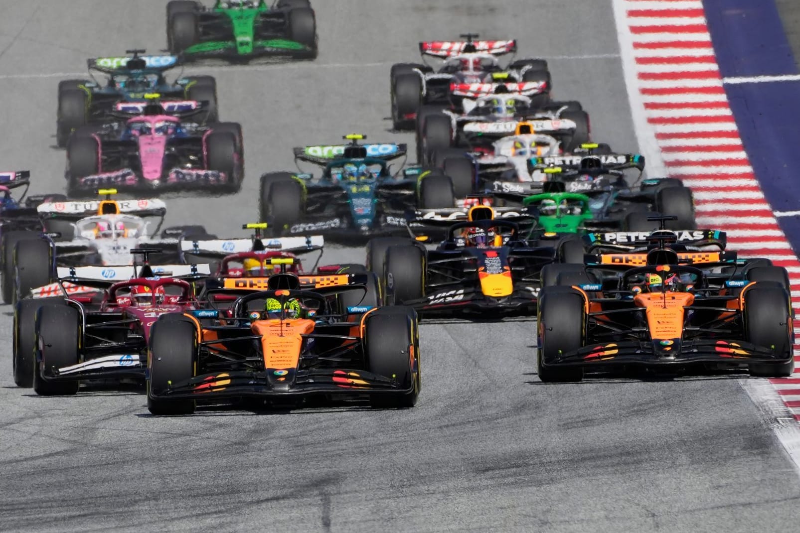 Szene beim Start in Spielberg: Die McLaren fahren vorneweg.