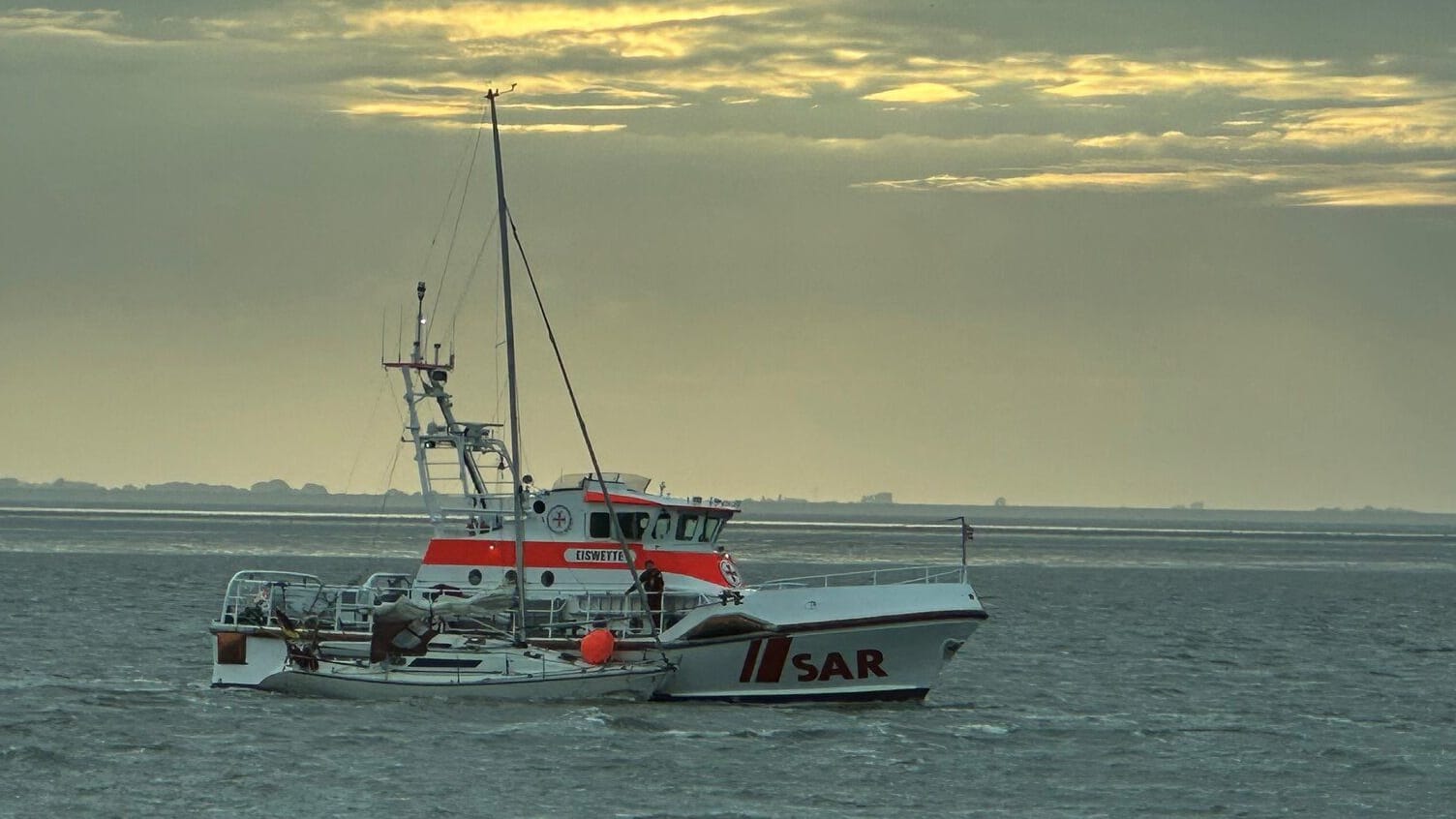 Ein Seenotrettungskreuzer: Drei Segler mussten gerettet werden, nachdem ihre Yacht manövrierunfähig in der Nordsee trieb.