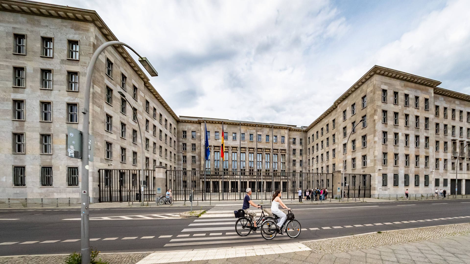 Das Bundesfinanzministerium in der Berliner Wilhelmstraße (Archivbild): Angestellte dürfen hier bis zu 65 Prozent ihrer Arbeitszeit im Homeoffice verbringen.