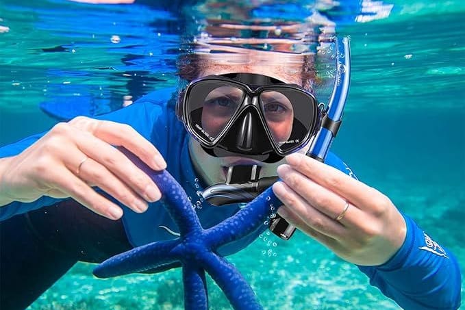 Eine Taucherbrille und ein Schnorchel helfen unter Wasser.