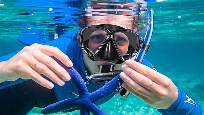 Eine Taucherbrille und ein Schnorchel helfen unter Wasser.