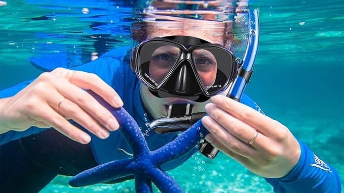 Eine Taucherbrille und ein Schnorchel helfen unter Wasser.