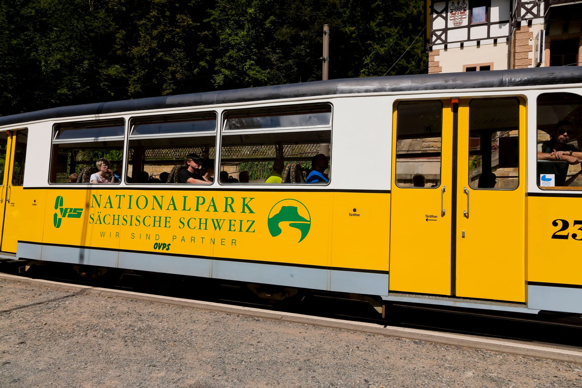 Die Kirnitzschtalbahn verkehrt bis zum Lichtenhainer Wasserfall (Archivbild).