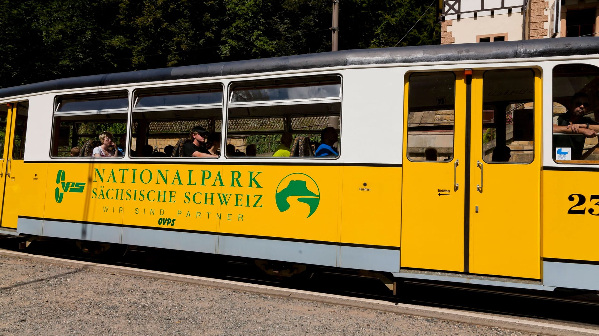 Die Kirnitzschtalbahn verkehrt bis zum Lichtenhainer Wasserfall (Archivbild). Die Kirnitzschtalbahn verkehrt bis zum Lichtenhainer Wasserfall (Archivbild).