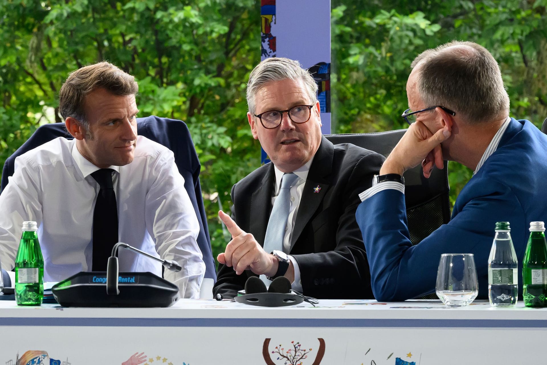 Friedrich Merz, Emmanuel Marcon und Keir Starmer bei Beratungen (Archivbild): Europa mischt sich jetzt offenbar in die Putin-Trump-Gespräche ein.