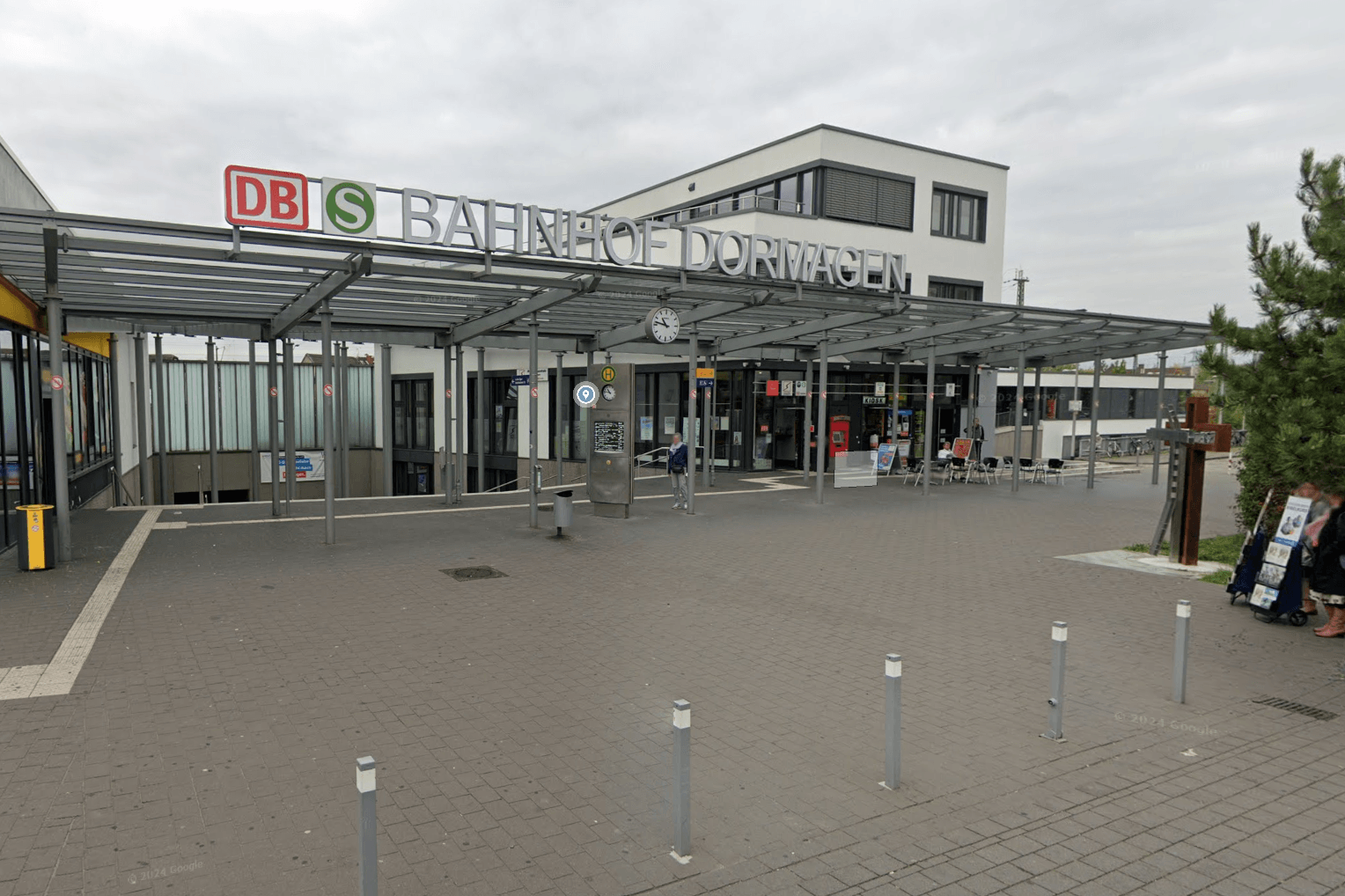 Der Bahnhof in Dormagen: Hier gab es in der Nacht eine Detonation.
