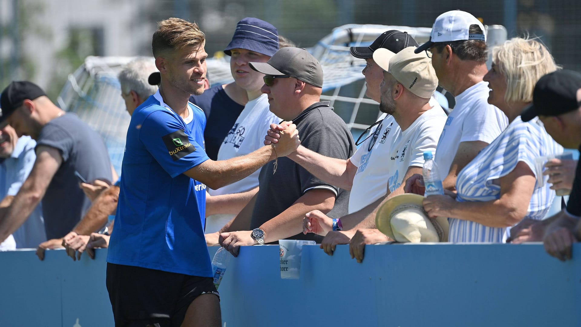 Abklatschen mit den Fans: Florian Niederlechner ist der zweite Neue mit Bundesliga-Erfahrung.