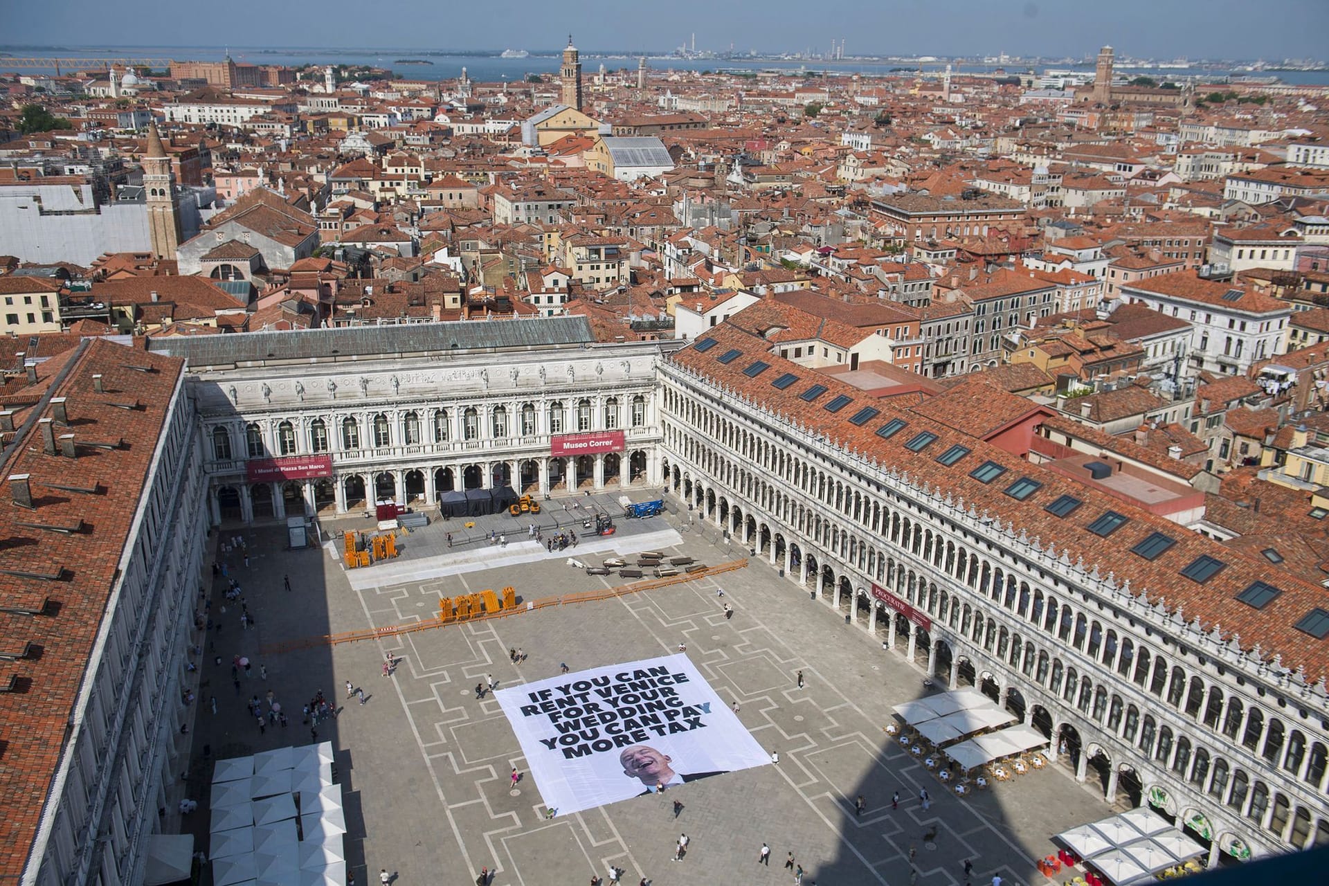 Dieses von Greenpeace veröffentlichte Foto zeigt ein großes Transparent gegen die geplante Hochzeit von Amazon-Gründer Jeff Bezos auf dem Markusplatz in Venedig.