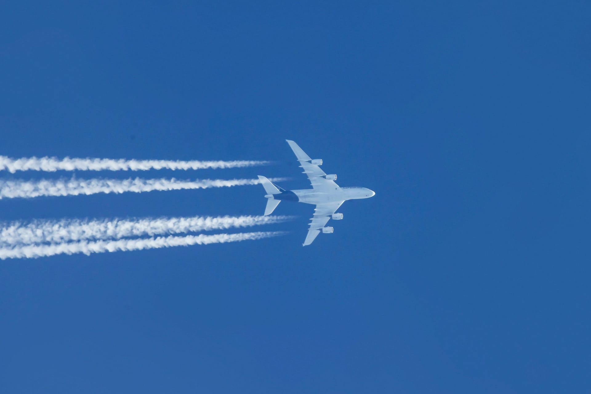 Airbus A380 der Lufthansa am Himmel (Symbolfoto): Ein Flieger musste am Mittwoch in Dublin zwischenlanden.