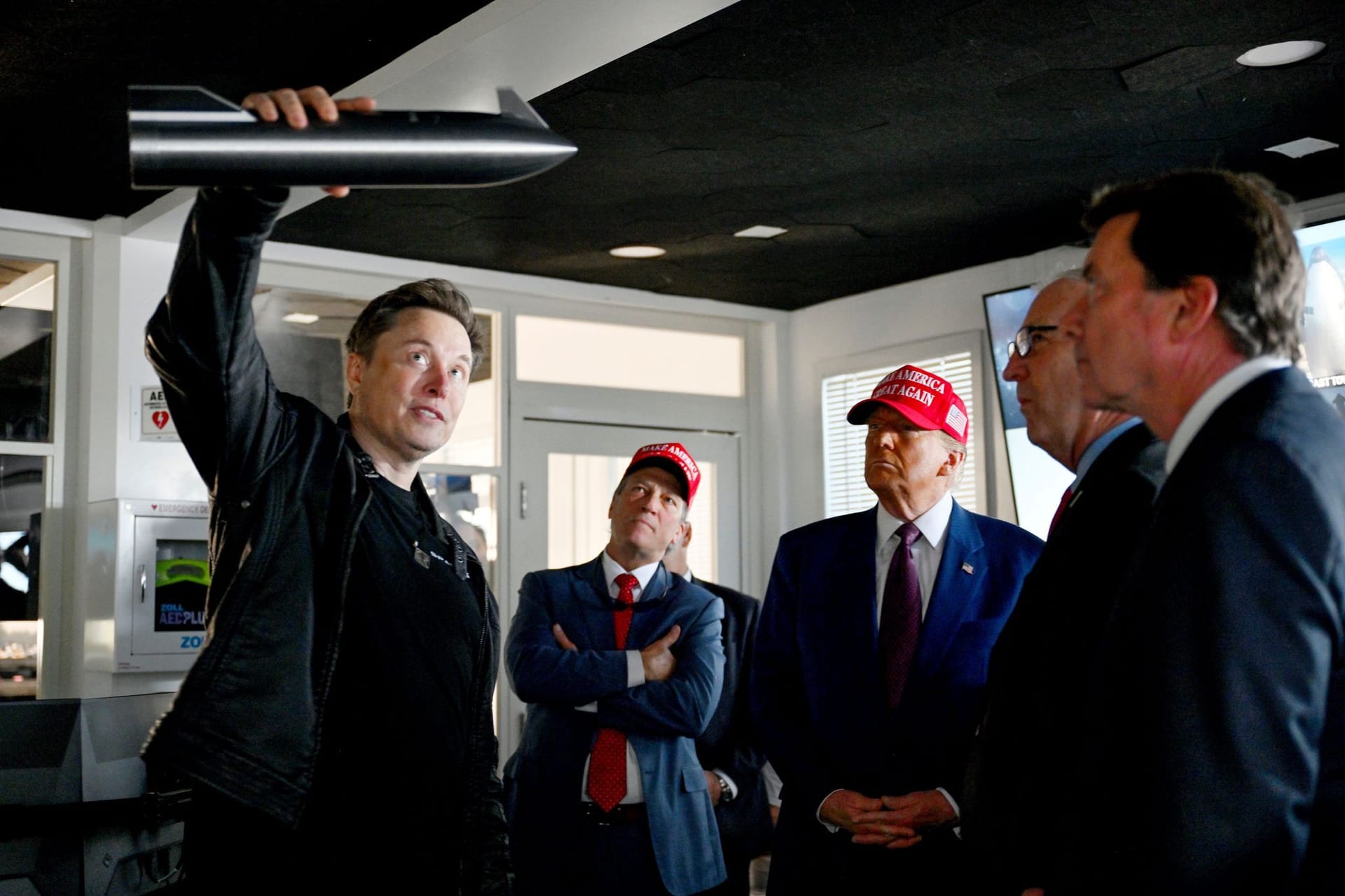 Elon Musk demonstriert seine Starship-Rakete. Er kündigt die Einstellung von Flügen mit seiner Dragon-Kapsel zur ISS an. Elon Musk demonstriert seine Starship-Rakete. Er kündigt die Einstellung von Flügen mit seiner Dragon-Kapsel zur ISS an.