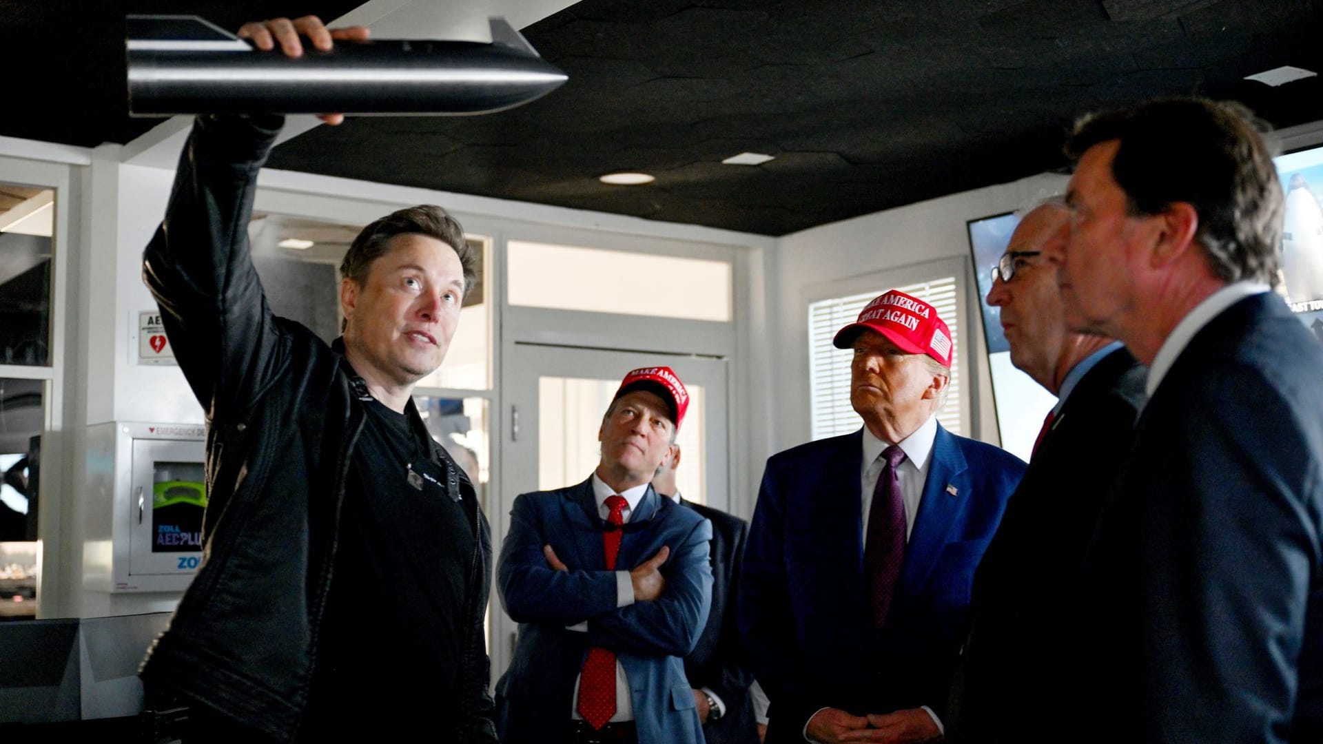 Elon Musk demonstriert seine Starship-Rakete. Er kündigt die Einstellung von Flügen mit seiner Dragon-Kapsel zur ISS an.