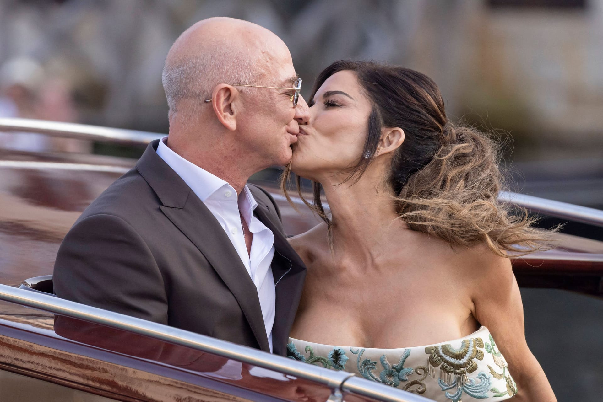 Jeff Bezos und Lauren Sánchez küssten sich für die Fotografen.