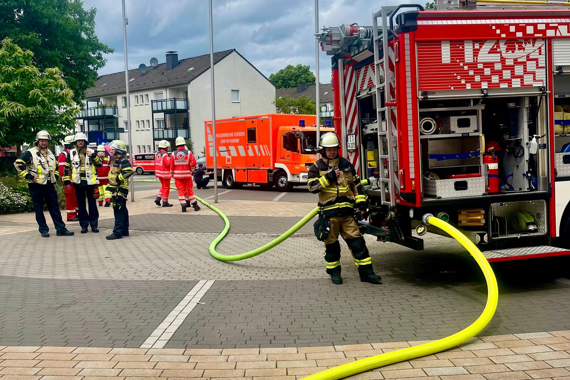 Brand in einer Förderschule in Bedingrade: Die Feuerwehr Essen war mit zwei Löschzügen, Sonderfahrzeugen sowie dem Rettungsdienst im Einsatz.