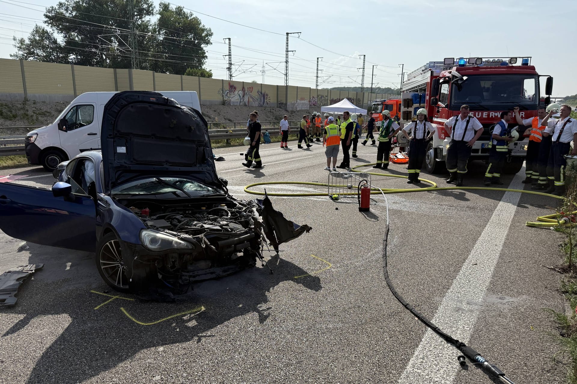 Wrack des verunglückten Autos auf der A8: Ein geplatzter Reifen führte zur Tragödie.