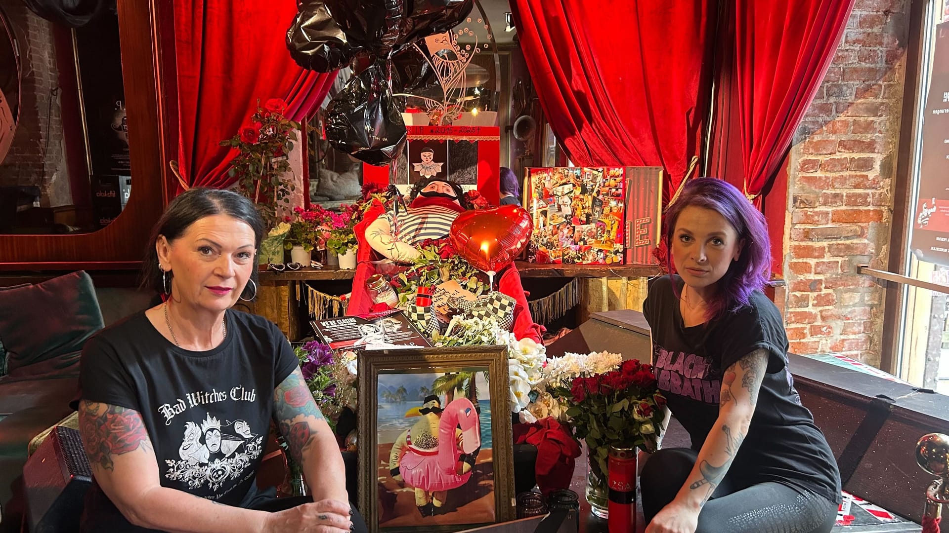 Sandra Hollweck und Betty vor dem "begrabenen August": Am Wochenende fand ein Trauerzug zum Abschied statt. Sandra Hollweck und Betty vor dem "begrabenen August": Am Wochenende fand ein Trauerzug zum Abschied statt.
