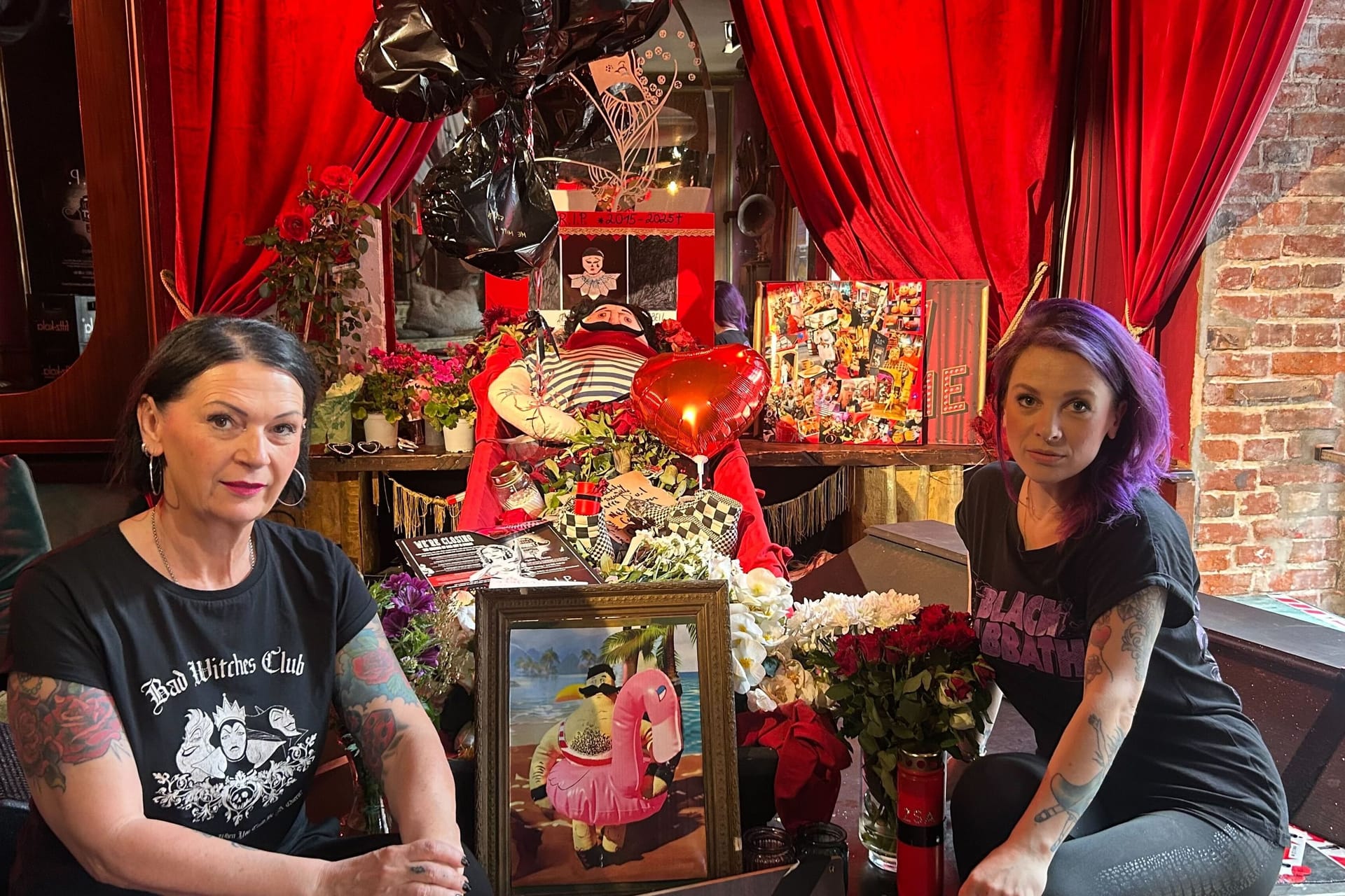 Sandra Hollweck und Betty vor dem "begrabenen August": Am Wochenende fand ein Trauerzug zum Abschied statt.