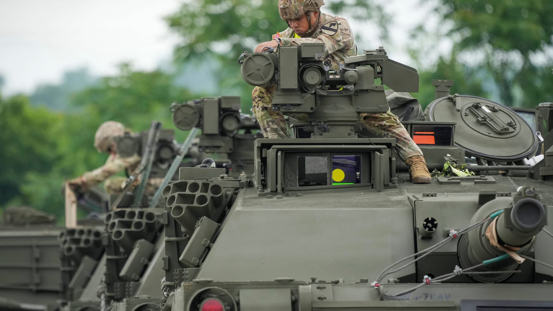 Soldaten bereiten Bradley-Schützenpanzer für die Parade in Washington vor.