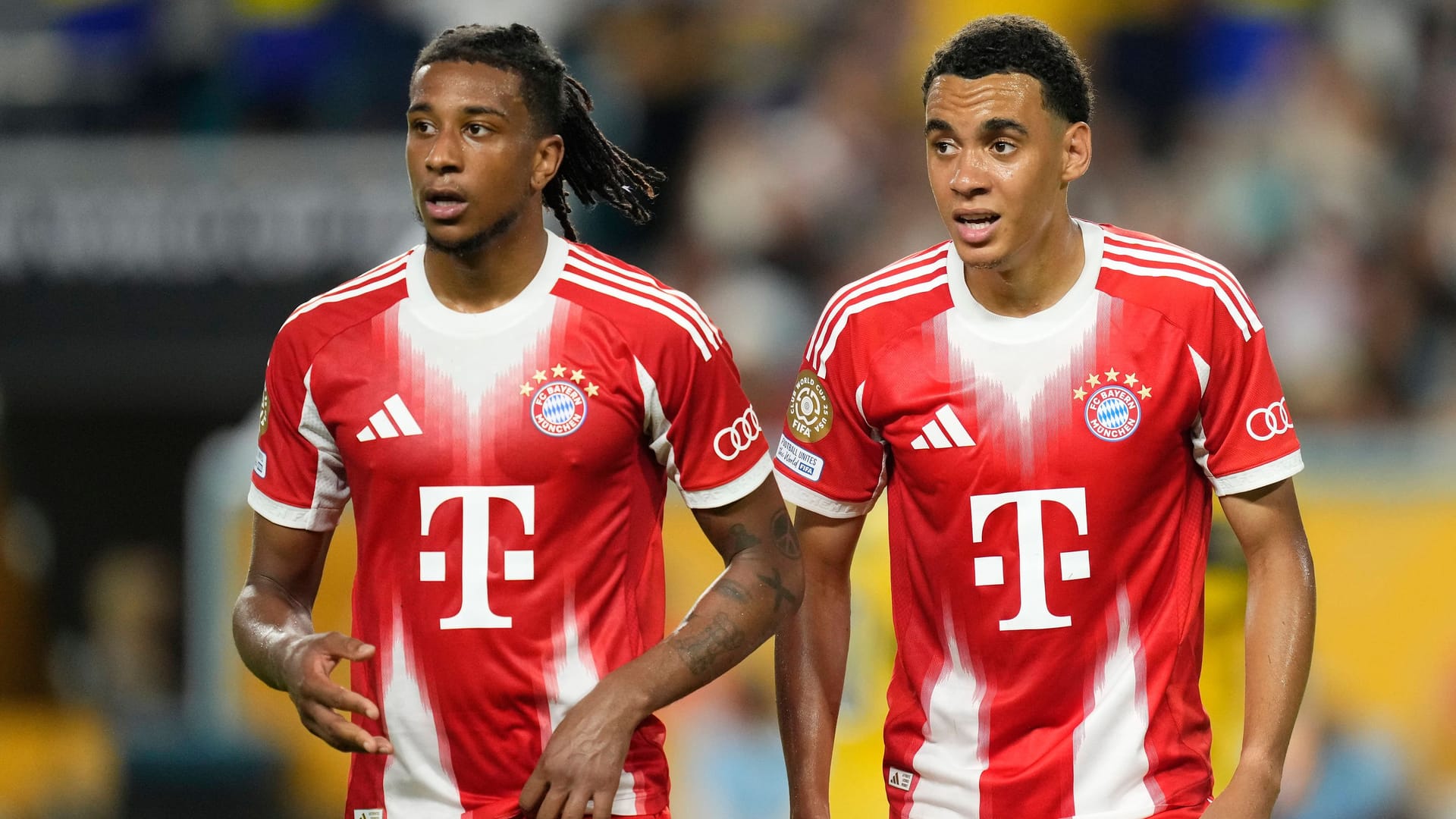Michael Olise (l.) und Jamal Musiala: Die beiden Bayern-Spieler bekommen es im Achtelfinale mit einem anderen Team aus Europa zu tun.