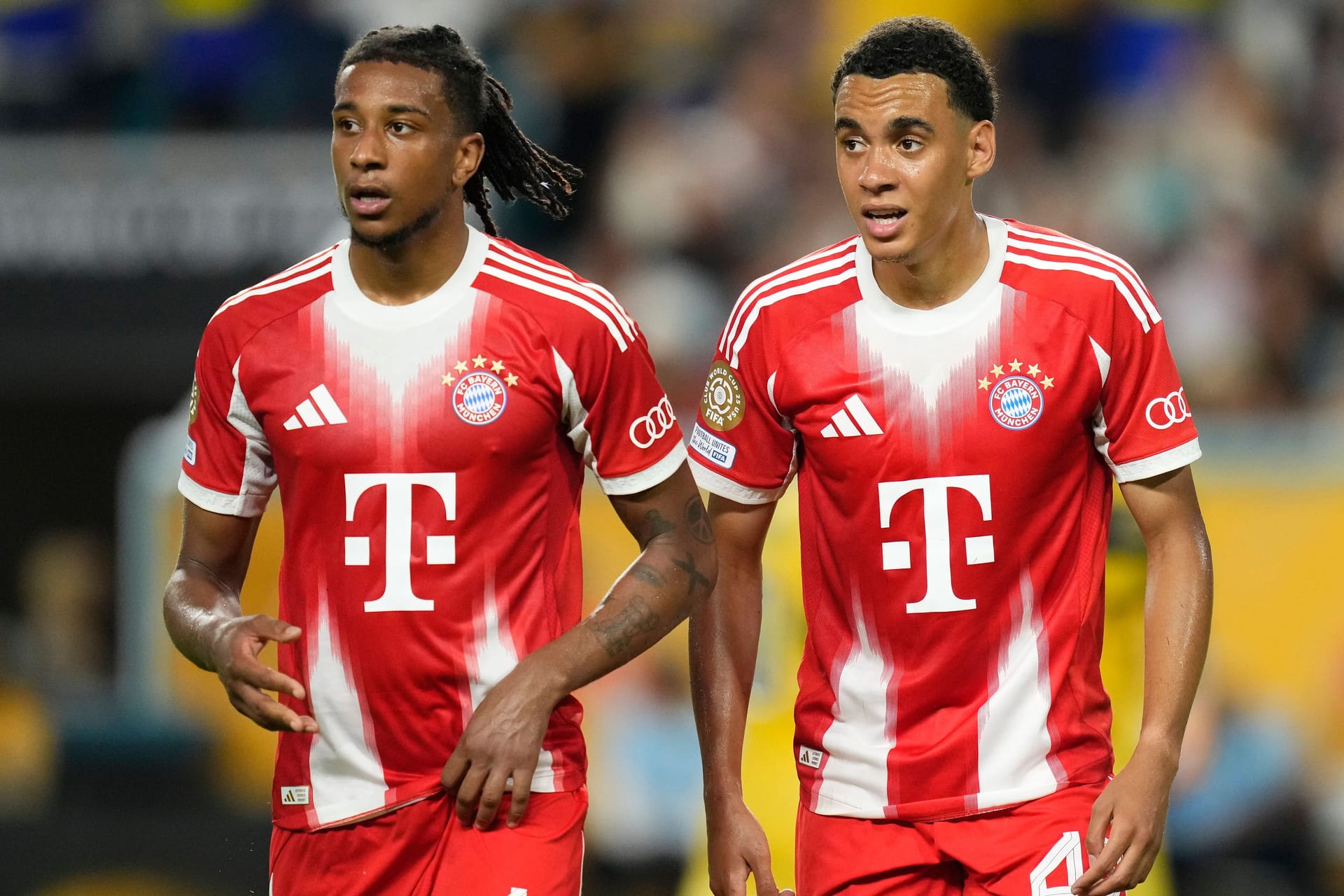 Michael Olise (l.) und Jamal Musiala: Die beiden Bayern-Spieler bekommen es im Achtelfinale mit einem anderen Team aus Europa zu tun.