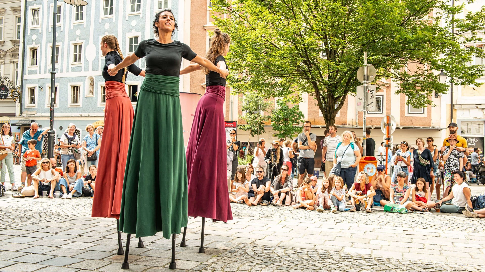 Danzankó ist ein Tanz-Kollektiv: In der Produktion DisTouched führen drei Frauen aus drei Nationen drei Geschichten zu einer zusammen. Sie begegnen sich in einem grazilen Tanz auf Stelzen.
