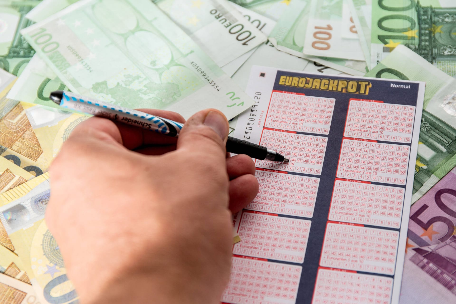 Ein Spieler kreuzt einen Eurojackpot-Spielschein an (Symbolfoto): In Bayern hat ein Spieler am Dienstagabend eine große Summe gewonnen.