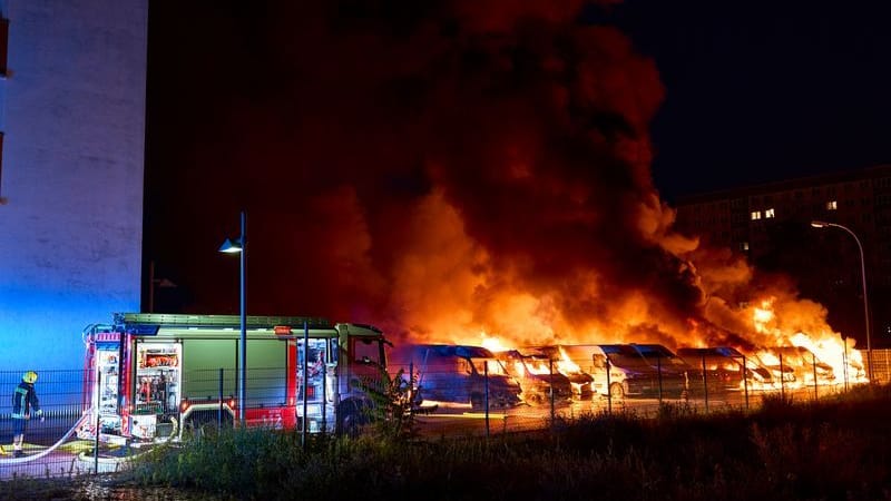 Brennende Kleintransporter in Berlin: Die Polizei prüft ein politisches Motiv.