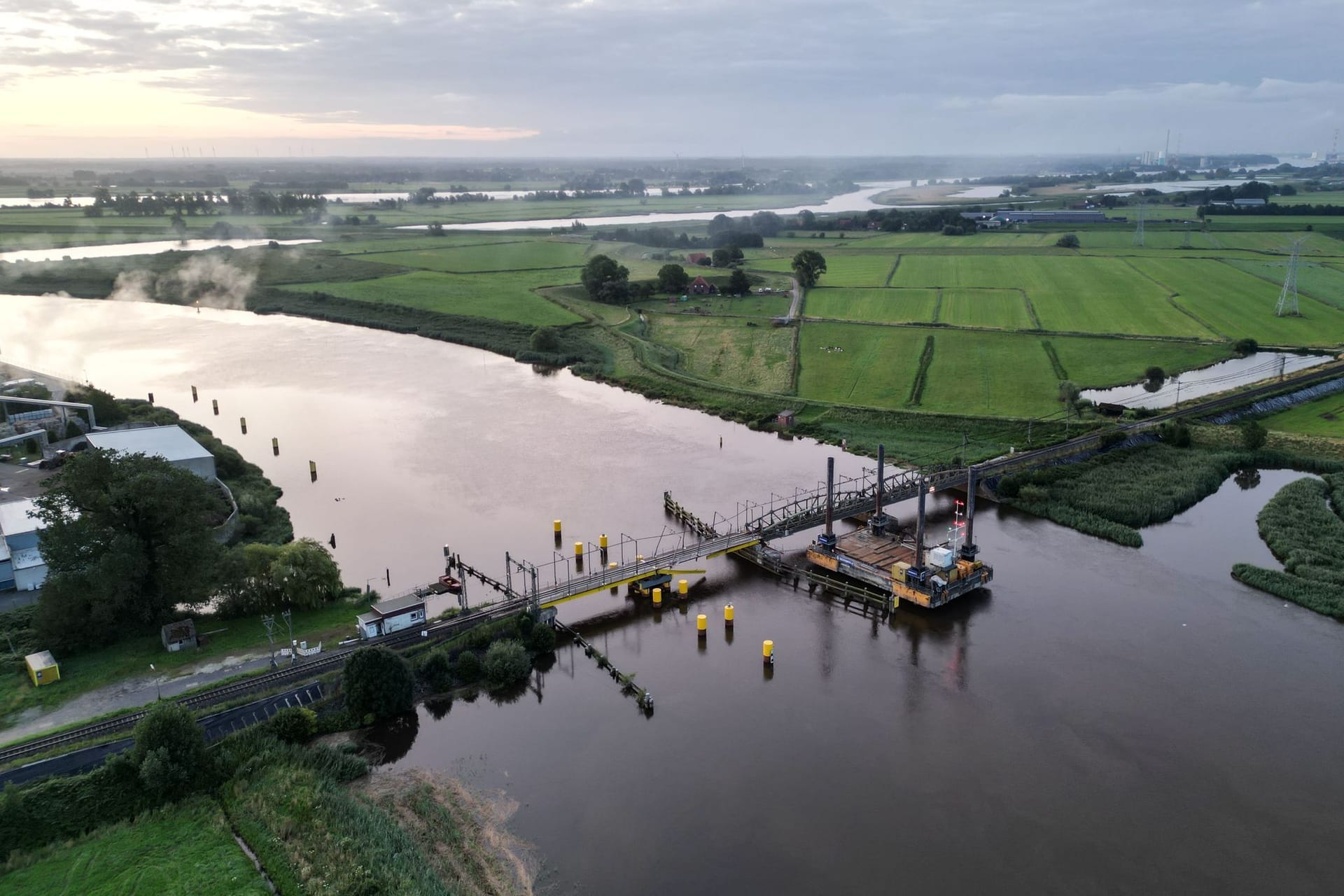 Die beschädigte Eisenbahnbrücke über die Hunte im Landkreis Wesermarsch (Archivbild): Es entstanden Millionenschäden.