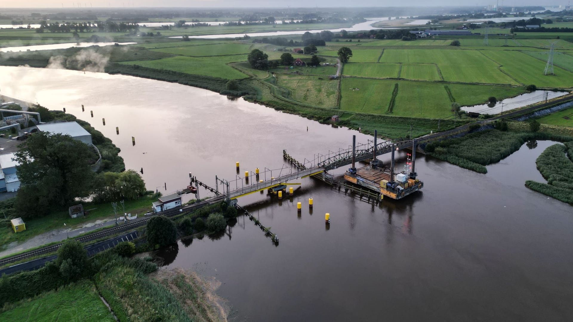 Die beschädigte Eisenbahnbrücke über die Hunte im Landkreis Wesermarsch (Archivbild): Es entstanden Millionenschäden. Die beschädigte Eisenbahnbrücke über die Hunte im Landkreis Wesermarsch (Archivbild): Es entstanden Millionenschäden.