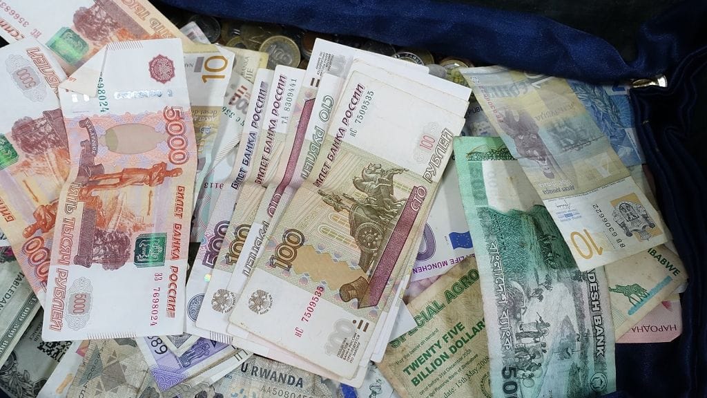 Eine Kiste voll mit ausländischem Geld: Diese und andere kuriose Gegenstände kommen unter den Hammer. Eine Kiste voll mit ausländischem Geld: Diese und andere kuriose Gegenstände kommen unter den Hammer.