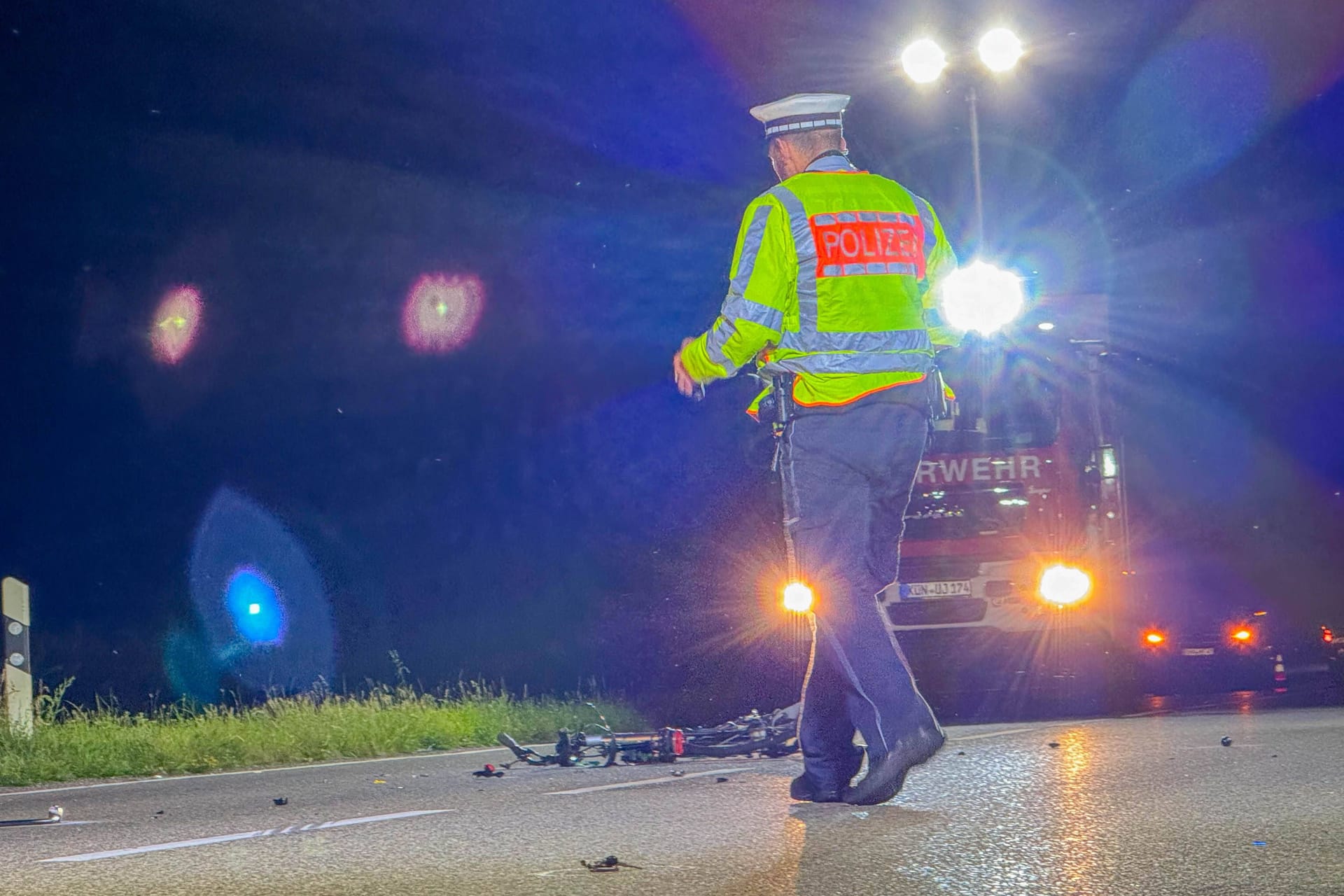 Feuerwehreinsatz nach einem Unfall (Symbolbild): Auf der A29 ist ein Mann in seinem Wagen verbrannt.